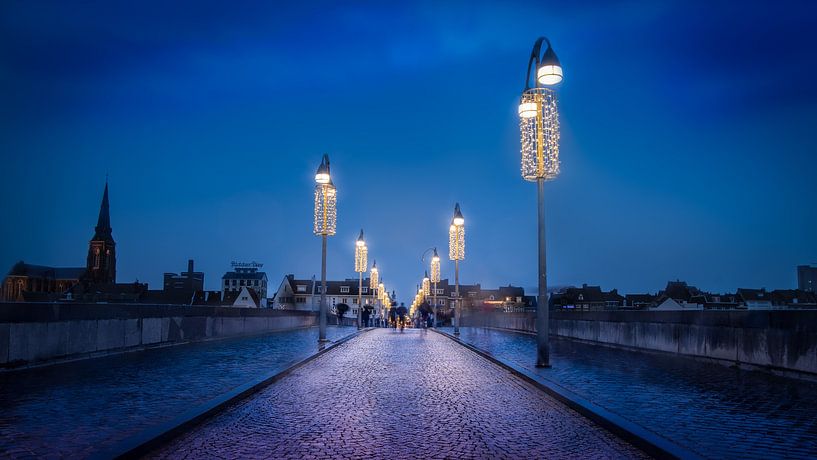 Foto der blauen Stunde von der Sint Servaatbrug in Maastricht von Bart Ros