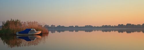 Kleine boot in water  met mooie spiegeling