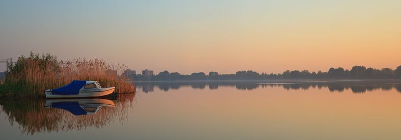 Kleine boot in water  met mooie spiegeling by Henk van den Brink