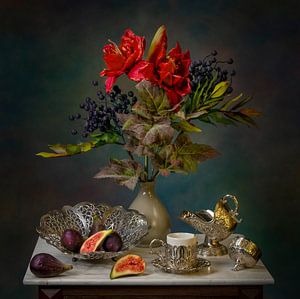 Stilleven van vijgen en bloemen met zilver servies.