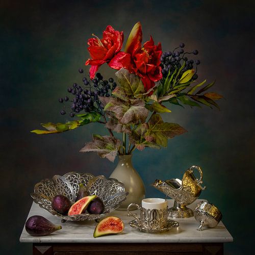 Nature morte de figues et de fleurs avec de la vaisselle en argent.