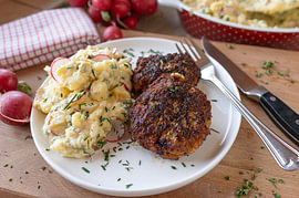 Des boulettes de viande faites maison avec amour, accompagnées d'une salade de pommes de terre sur Angelika Heine