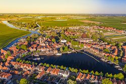 Luchtfoto van Blokzijl tijdens een zonsondergang in de lente