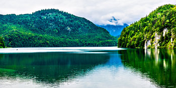 Smaragdgrüner Bergsee mit Spiegelung
