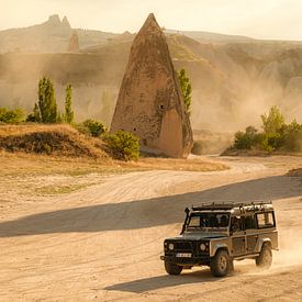 Land Rover in het landschap van Cappadocië, Turkije van Melissa Peltenburg