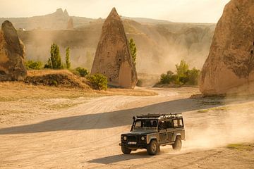 Land Rover in het landschap van Cappadocië, Turkije