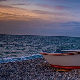 Boot am Strand von Etretat von Nico Roos