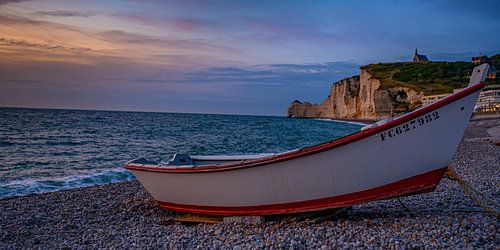 Boot am Strand von Etretat