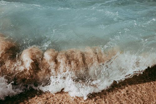 De branding met zanderige golven