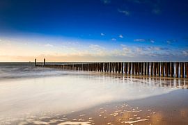 brise-lames typique de poteaux en bois le long de la côte de la Zélande sur gaps photography