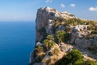 Uitzicht op de zee en de rotsachtige kust bij Cap Formentor