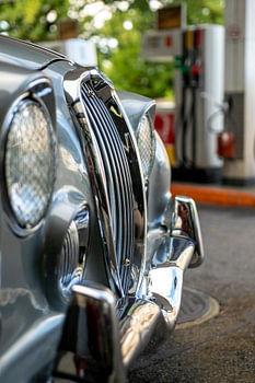 Kühlergrill eines Oldtimers
