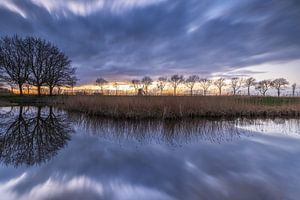 Molen tijdens zonsondergang (Nederland) van Marcel Kerdijk