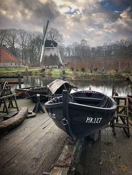 Vieux chantier naval néerlandais avec moulin