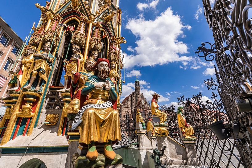 La Belle Fontaine sur la place du marché principal de Nuremberg par Werner Dieterich