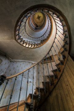 Een mooie oude trap in een vervallen herenboerderij van Truus Nijland