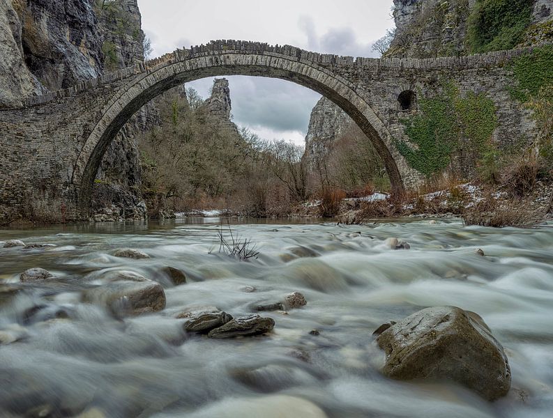 Pont historique en pierre de Kokkorou - Grèce par Teun Ruijters