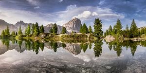 Bergsee in den Dolomiten mit schöner Spiegelung