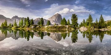 Mountain lake in the Dolomites with a beautiful reflection by Voss Fine Art Fotografie