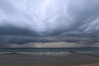 onweer boven zee
