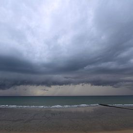 Gewitter über dem Meer von Johan Töpke