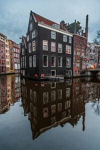 Reflectie van grachtenpanden in Amsterdam (0184) van Reezyard
