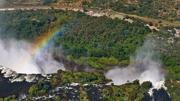 Victoria Watervallen van boven met regenboog van Timon Schneider