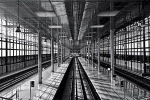 Monochromer, lichtdurchfluteter Bahnhof in Cádiz 