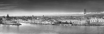 Panorama van de stad Venetië in zwart-wit. van Manfred Voss, Schwarz-weiss Fotografie