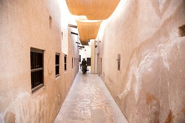 alley in dubai with earthy tones by Karijn | Fine art Natuur en Reis Fotografie