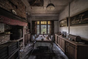 Huiskamer van een verlaten huis in België van Steven Dijkshoorn