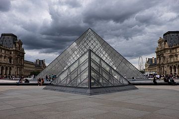 Het Louvre op een donkere dag van Jacob Pannen