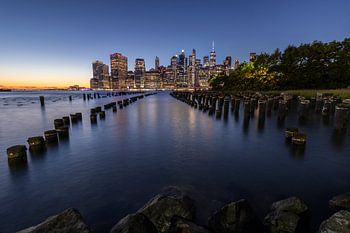 Blick auf die Skyline von New York City am Abend