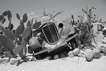 Altes verrostetes und verlassenes Oldtimer-Autowrack im Sand von Bobsphotography