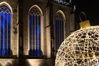 Grote verlichte kerstbal voor de kerk in Deventer