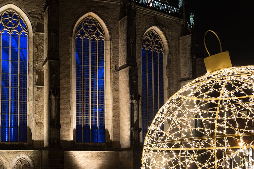 Grote verlichte kerstbal voor de kerk in Deventer van Idema Media