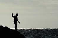Jongen op rotsen aan het vissen van Christopher Lewis thumbnail
