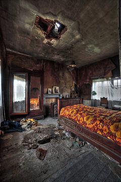 Urbex slaapkamer met prachtig verval van Dyon Koning