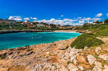 Mallorca strand van Cala Mandia, idyllische baai zee, Spanje van Alex Winter