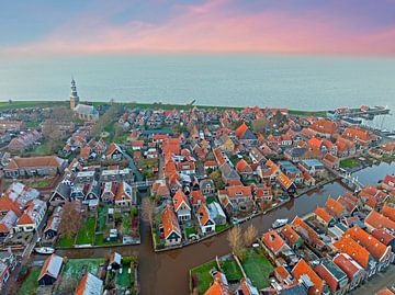 Vue aérienne de Hindeloopen en hiver sur l'IJsselmeer aux Pays-Bas au coucher du soleil sur Eye on You