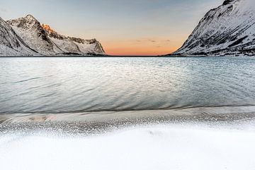 Baai in Senja, Noorwegen van Ed van Loon