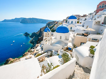 Les toits bleus typiques des chapelles de Santorin