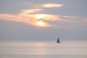zeilbootje op zee met pastelkleuren bij zonsondergang van Ria van den Broeke