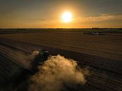 Combine oogst tarwe tijdens zomerse zonsondergang van Sjoerd van der Wal Fotografie thumbnail