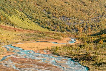 L'eau de fonte bleue dans la vallée d'automne. sur Axel Weidner