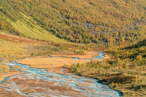 L'eau de fonte bleue dans la vallée d'automne.