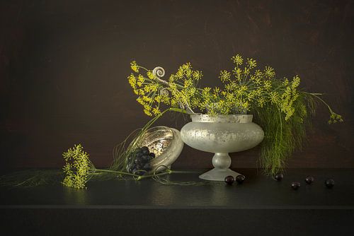 Stilleven met bloemen. Dille in een vaas.