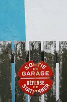 Franse tekst op een hek in blauw wit rood