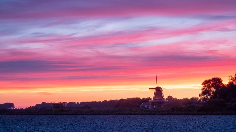 Magische lucht boven molen Leonide in Anna Paulowna van Bram Lubbers