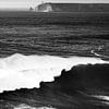 Kraftvolle Wellen bei Cabo de São Vicente in Schwarz-Weiß von Melissa Peltenburg